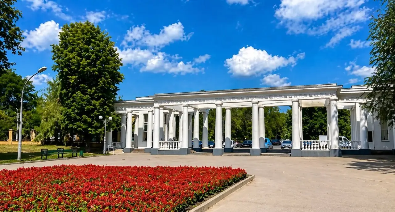 12 мая объявлены выходные в ДНР и в ЛНР.
В Луганской Народной Республике 12 мая объявлен праздничным нерабочим днём в честь Дня Республики, подробнее о выходном | Сетка — социальная сеть от hh.ru