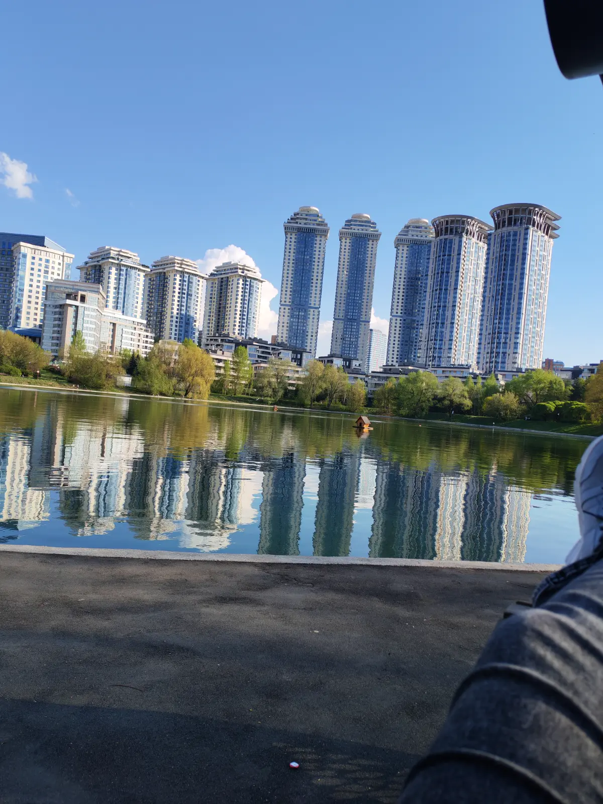 Место силы.
Вода, ивы, утки.
Небо в отражении.
В моменте.
Без фильтров. Без суеты. Просто дышать. | Сетка — социальная сеть от hh.ru