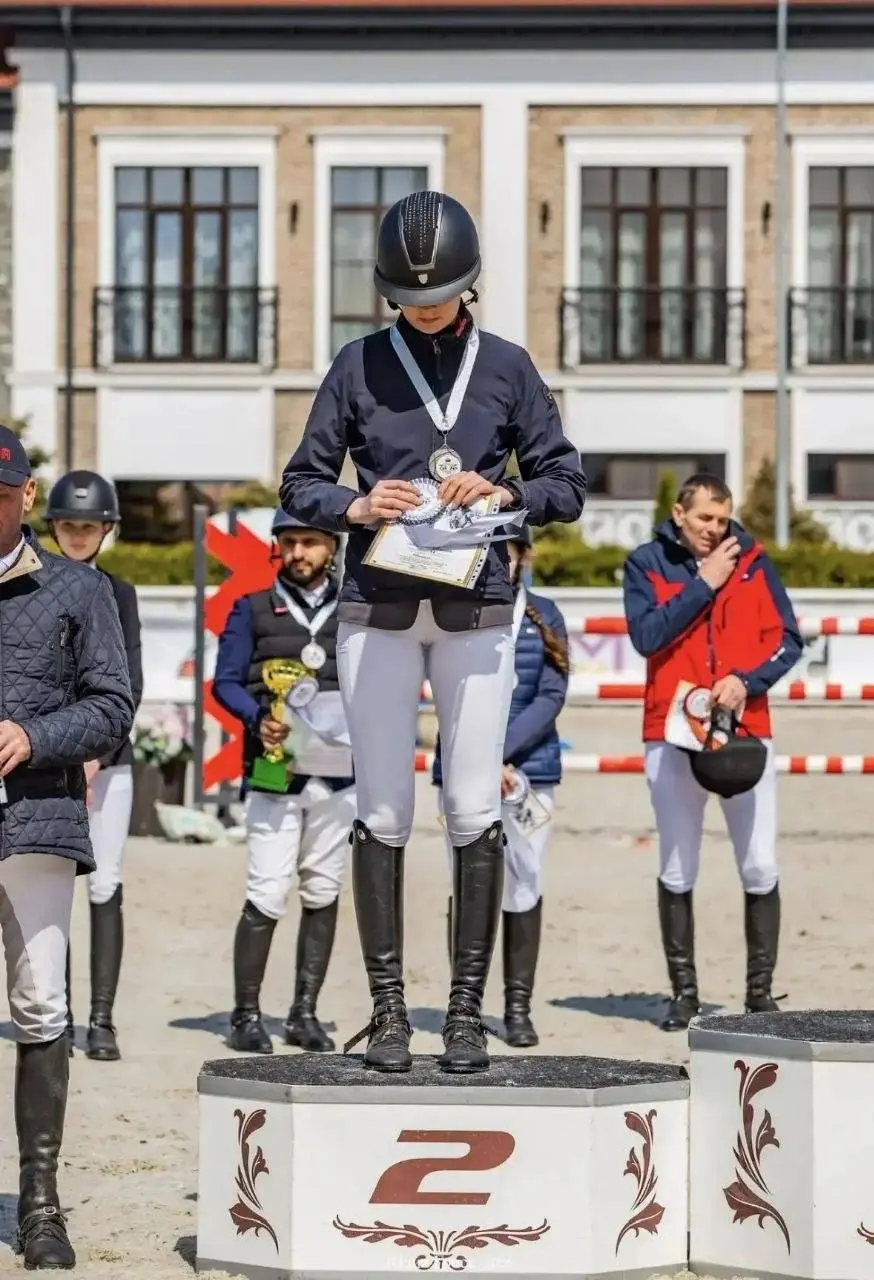 🐎Ставропольские всадницы привезли медали с всероссийских соревнований по конкуру
Мария Мацко взяла серебро и бронзу в двух категориях, выполнила норматив второго разряда и безошибочно прошла маршрут 1... | Сетка — социальная сеть от hh.ru