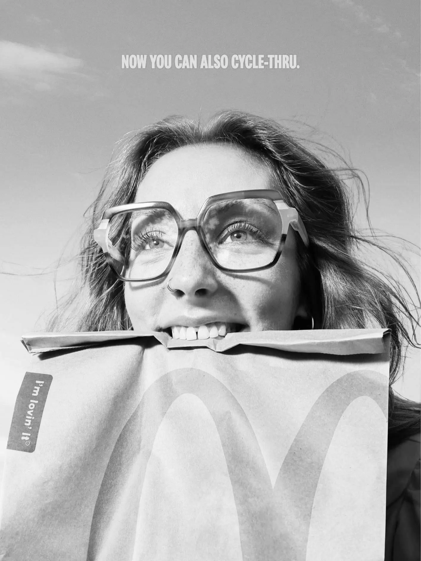 Испанский McDonald’s разрешил велосипедистам и самокатчикам заказывать через окно МакАвто.
И даже показал, как это будет выглядеть, если везти заказ домой.
#интересно | Сетка — социальная сеть от hh.ru