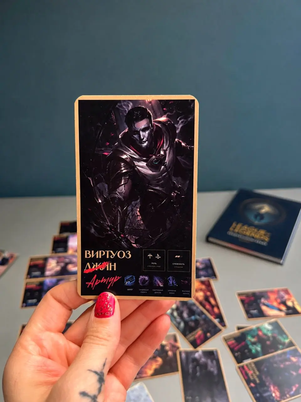 Персональный gift project ко дню рождения, вдохновлённый вселенной League of Legends
Основой набора стала официальная книга «Мир Рунтерры», вокруг которой я собрала полноценный коллекционный подарочны... | Сетка — социальная сеть от hh.ru