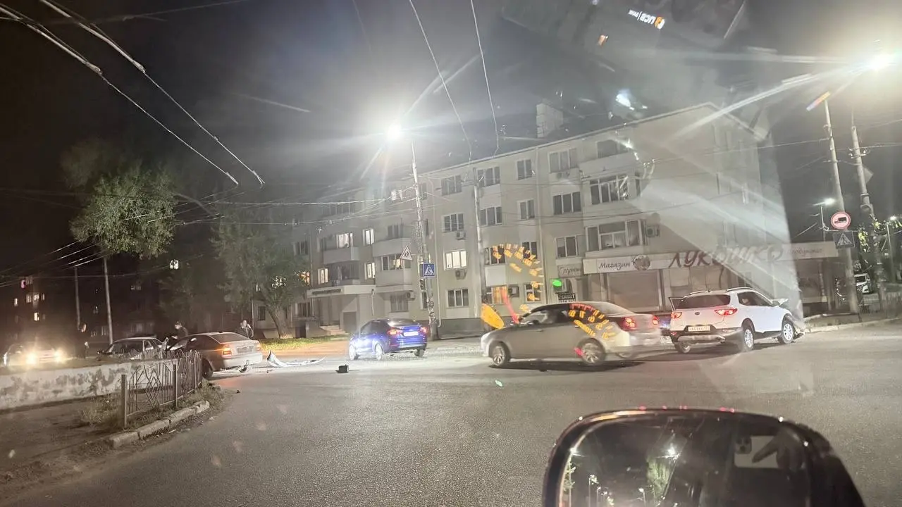 На питбайке у стойки Бажанова не уступил дорогу и полетел встречать столбы, будьте осторожны 🙏🏻
Объезжайте много стекла | Сетка — социальная сеть от hh.ru
