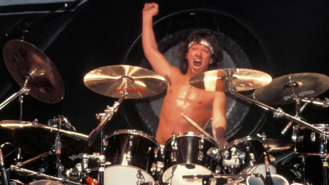 8 мая 1953 года родился Алекс Ван Хален 🥁🎸
Основатель и бессменный барабанщик Van Halen, старший брат легендарного гитариста Эдварда Ван Халена | Сетка — социальная сеть от hh.ru