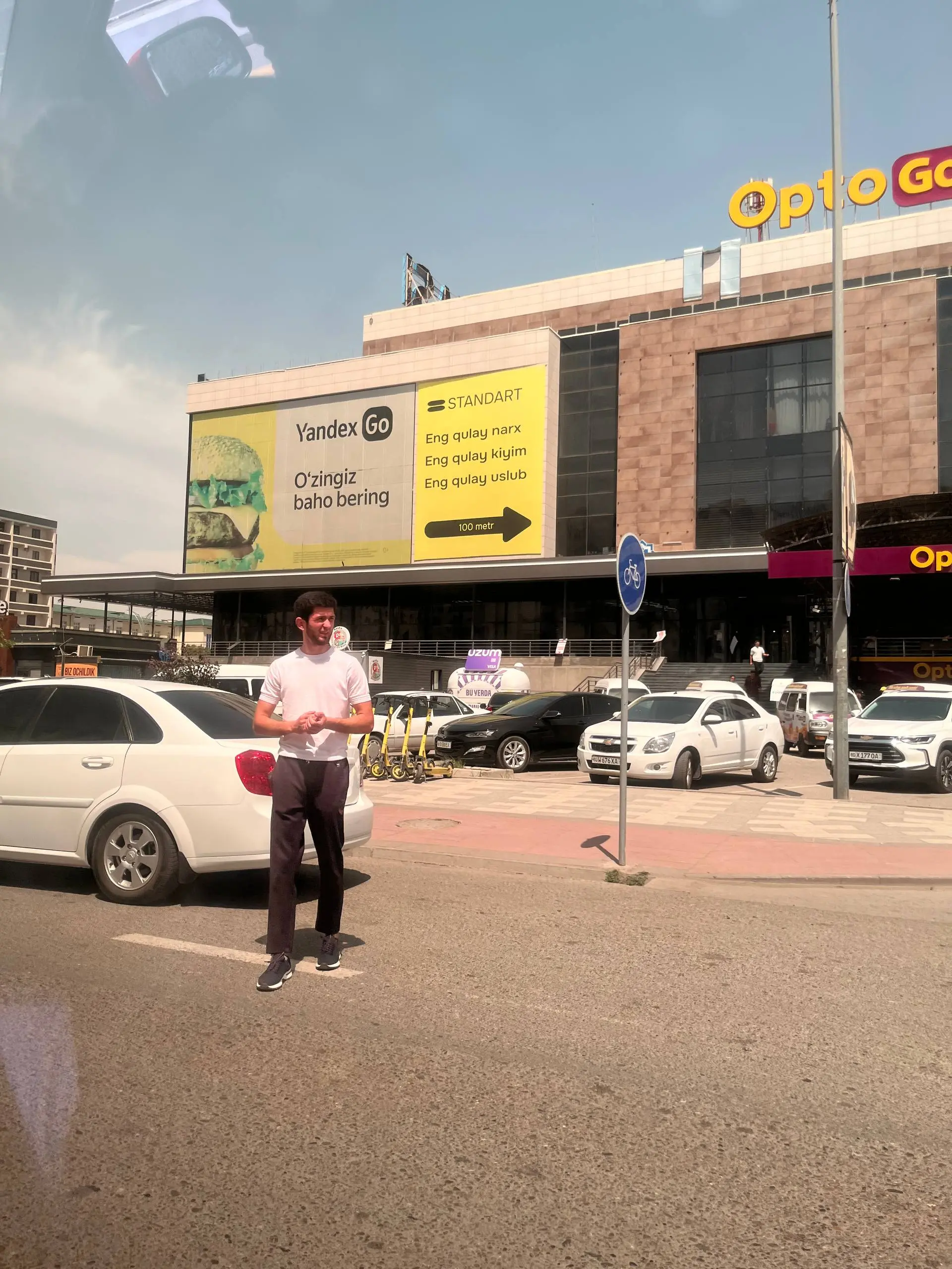 Трип по узбекистану
[attention!! life content]
Есть Yandex, Ozon, WB и, что самое интересное, локальный игрок Uzum. Говорят, узбекистанский единорог.
Про игроков из России всё понятно | Сетка — социальная сеть от hh.ru