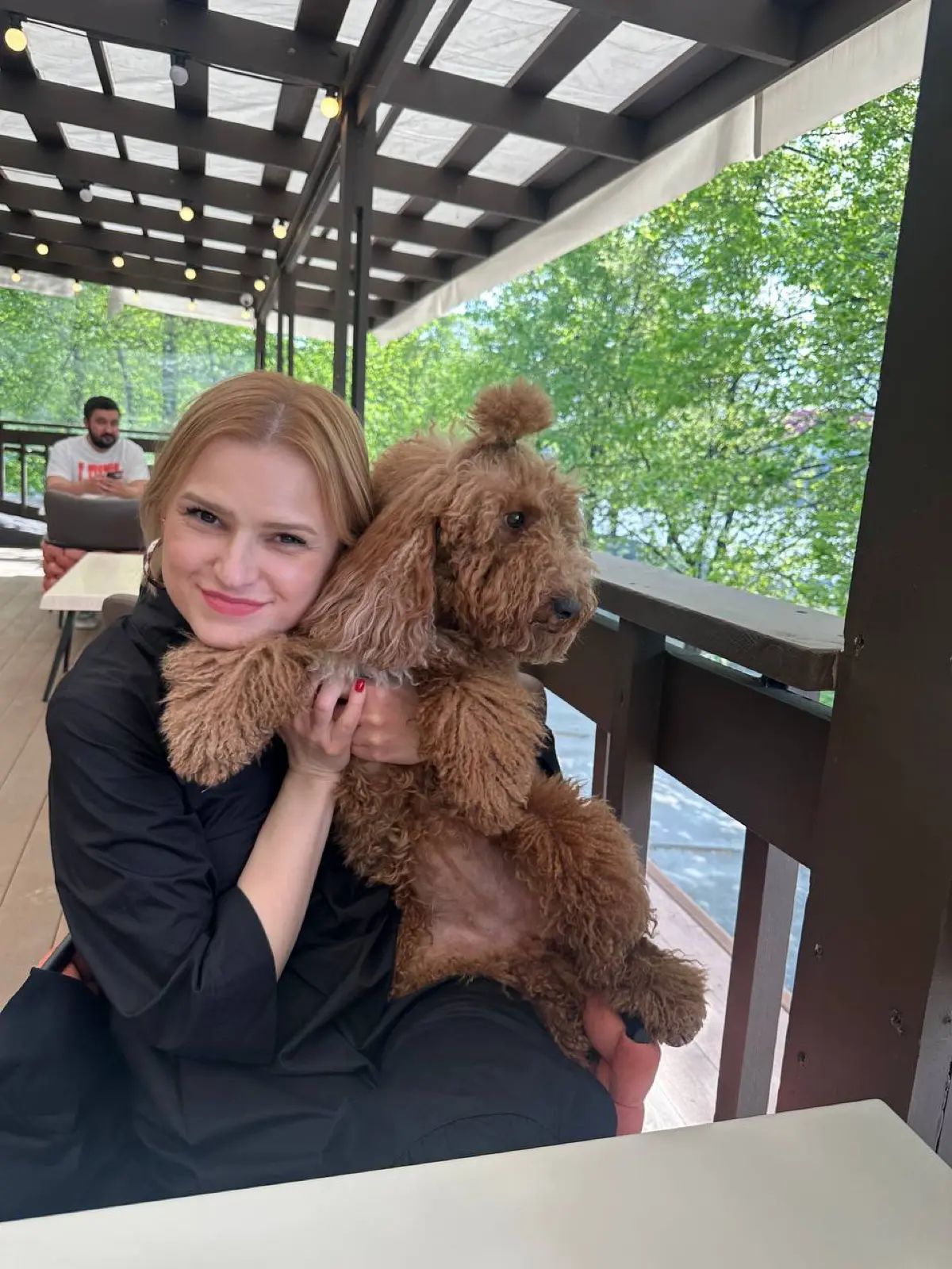 Гуляла с Грушей и нашла доказательство долголетия 🐾
Встречалась с подругой, она пришла не одна, а с лабропуделем по имени Груша | Сетка — социальная сеть от hh.ru