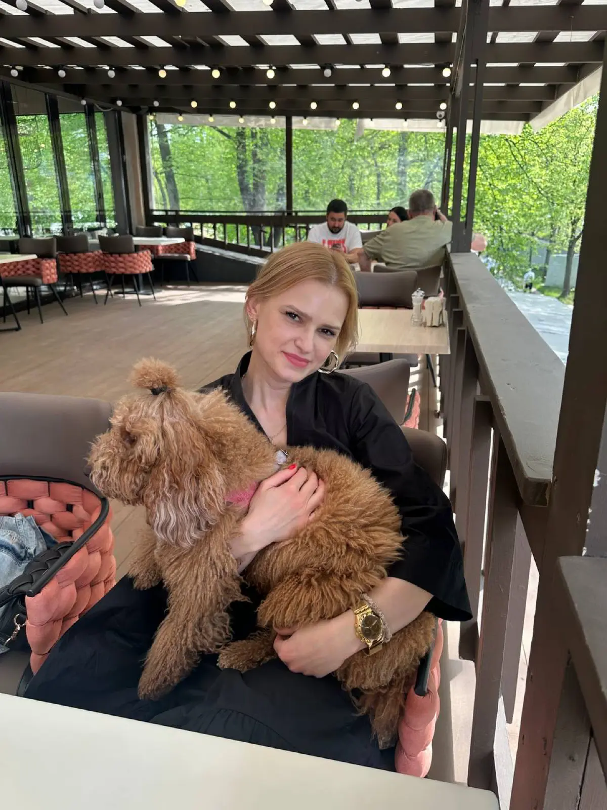 Гуляла с Грушей и нашла доказательство долголетия 🐾
Встречалась с подругой, она пришла не одна, а с лабропуделем по имени Груша | Сетка — социальная сеть от hh.ru