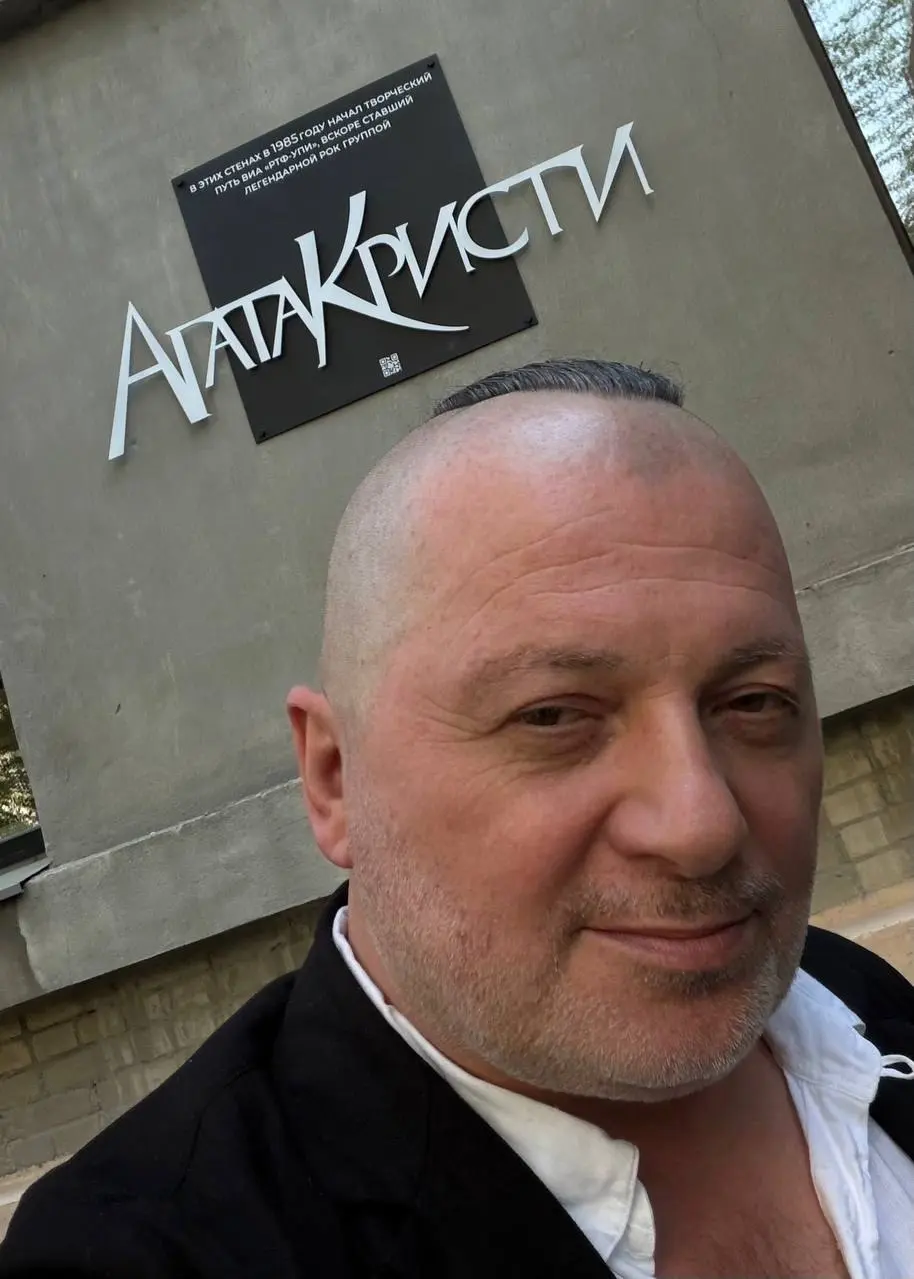 Вадим Самойлов посетил открытие памятной доски в честь группы «Агата Кристи» на территории Института радиоэлектроники и информационных технологий УрФУ.
«ВИА Ср. Шк. №1 г. Асбест. 1978-1982 гг | Сетка — социальная сеть от hh.ru