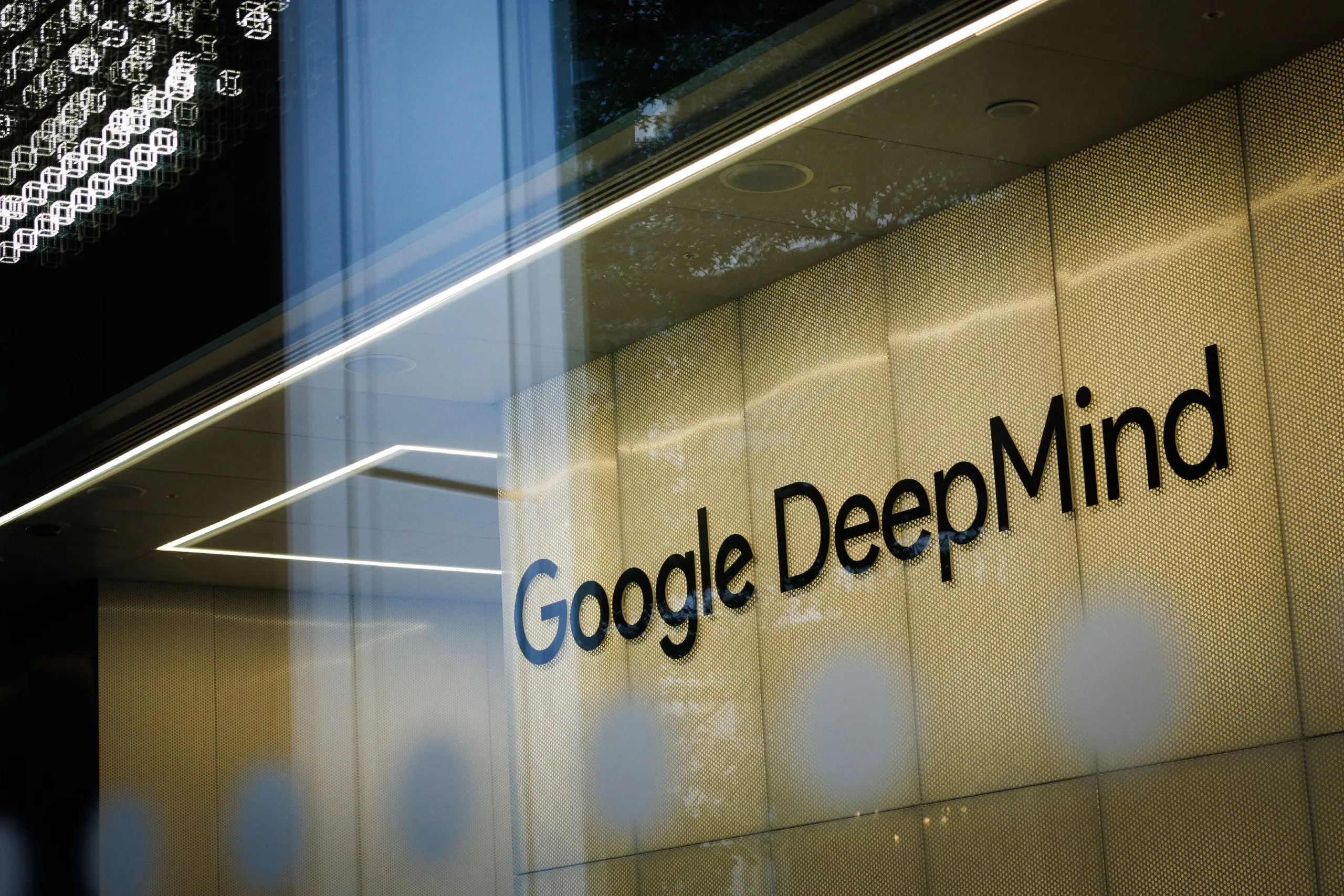 Сотрудники Google DeepMind в Великобритании проголосовали за создание профсоюза из-за военных контрактов
Работники британского подразделения Google DeepMind выступили за создание профсоюза | Сетка — социальная сеть от hh.ru