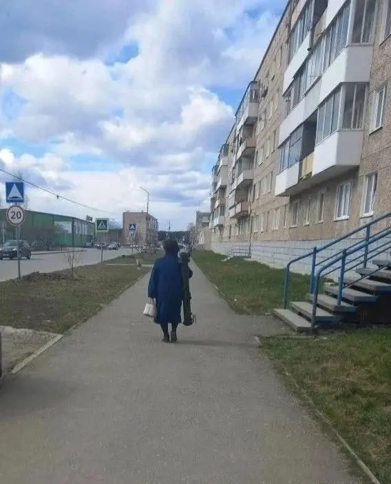 Наткнулся на интересную новость в одном из пабликов.
Интересно какие бы догадки родились в Вашей голове при встрече с женщиной несущей по улице гранатомет 😁 | Сетка — социальная сеть от hh.ru