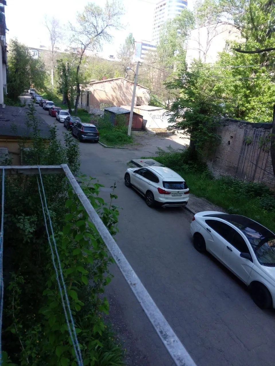 Водители машин совсем потеряли совесть, приезжают во дворы жилых домов и ставят машины прямо на газоны превратили двор в общественную стоянку Артёма 62 и вдоль дома по бульвару Пушкина 5 | Сетка — социальная сеть от hh.ru