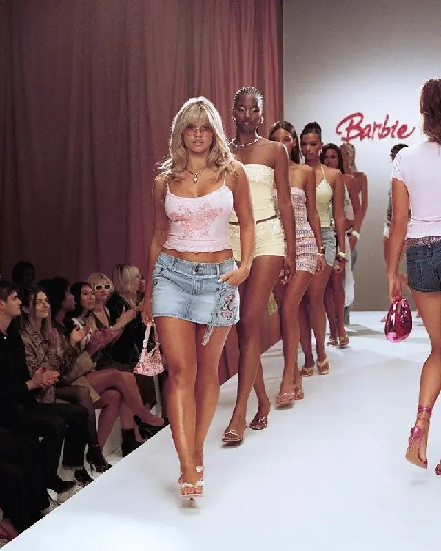 Barbie внезапно решила создать коллекцию одежды. Для этого она объединилась с модным брендом Edikted, который создал одежду и аксессуары в стиле начала-середины 2000-х | Сетка — социальная сеть от hh.ru