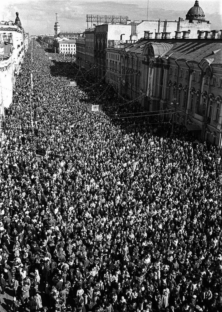 Ленинград, 9 мая 1975 года.
Ветераны идут по Невскому проспекту, отмечая тридцатилетие Великой Победы.
Одно фото вместо тысячи слов. | Сетка — социальная сеть от hh.ru