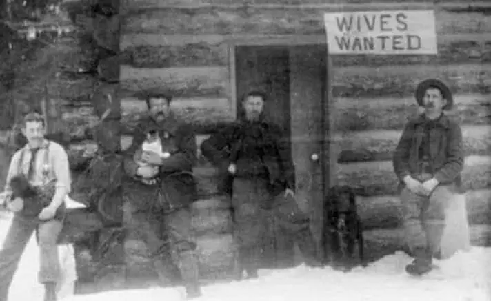 1913 год, штат Монтана.
До появления первых сайтов знакомств — больше 100 лет.
Для знакомств тут использовалось специальное место у местного салуна, где одинокие мужчины сидели под вывеской «Ищем жён» | Сетка — социальная сеть от hh.ru