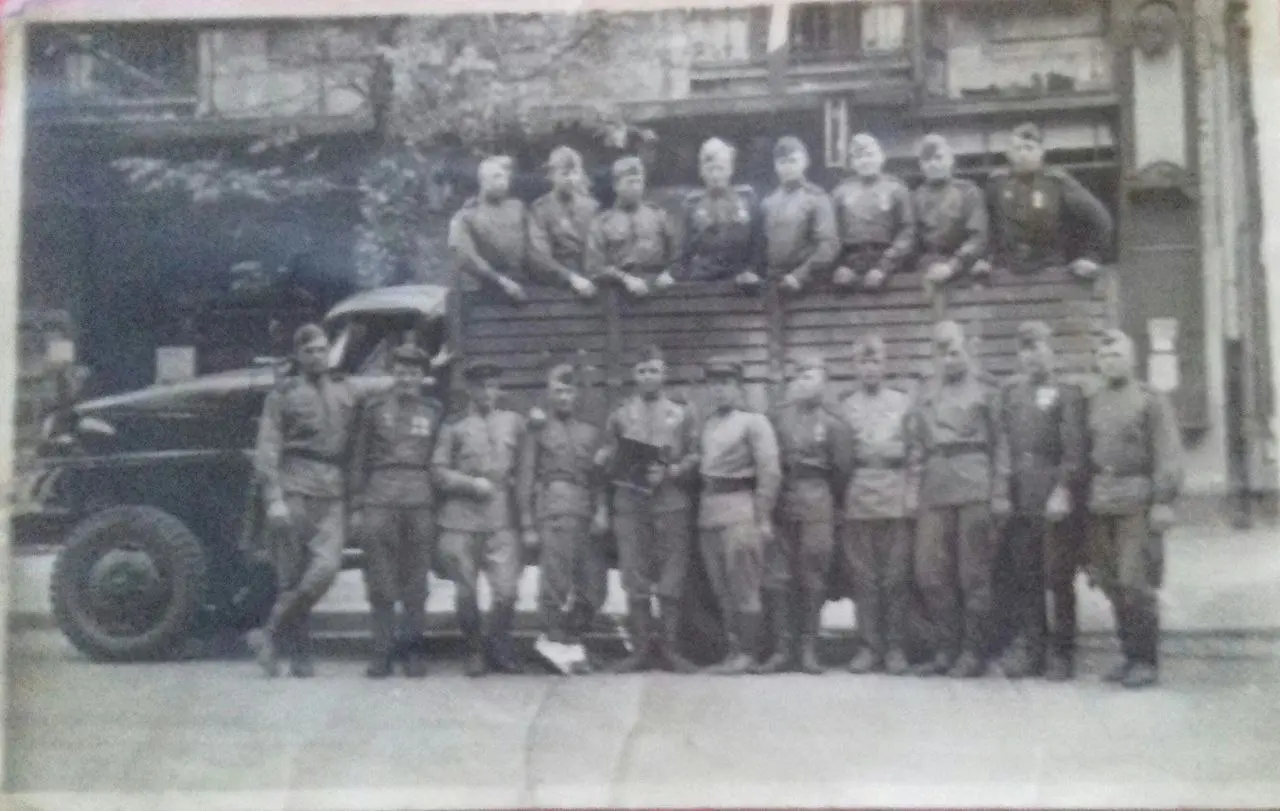 Мой дедушка:
Андриановский Анатолий Михайлович (06.03.1920г. - 11.05.1976г.), гвард. Красноармеец, шофёр. Наименование части: 710 отд. авто. трансп. роты Полевого упр. армии | Сетка — социальная сеть от hh.ru