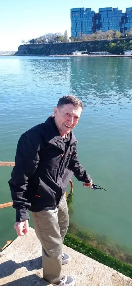 На майские к нам в Краснодарский край (здесь у нас летний дом) приехал папа, ему 75 лет, но он бодр и свеж 😍
Он побывал на 2 морях, Черное и Азовское, поел хинкали, поездил по винодельням: Гай Кодзор,... | Сетка — социальная сеть от hh.ru