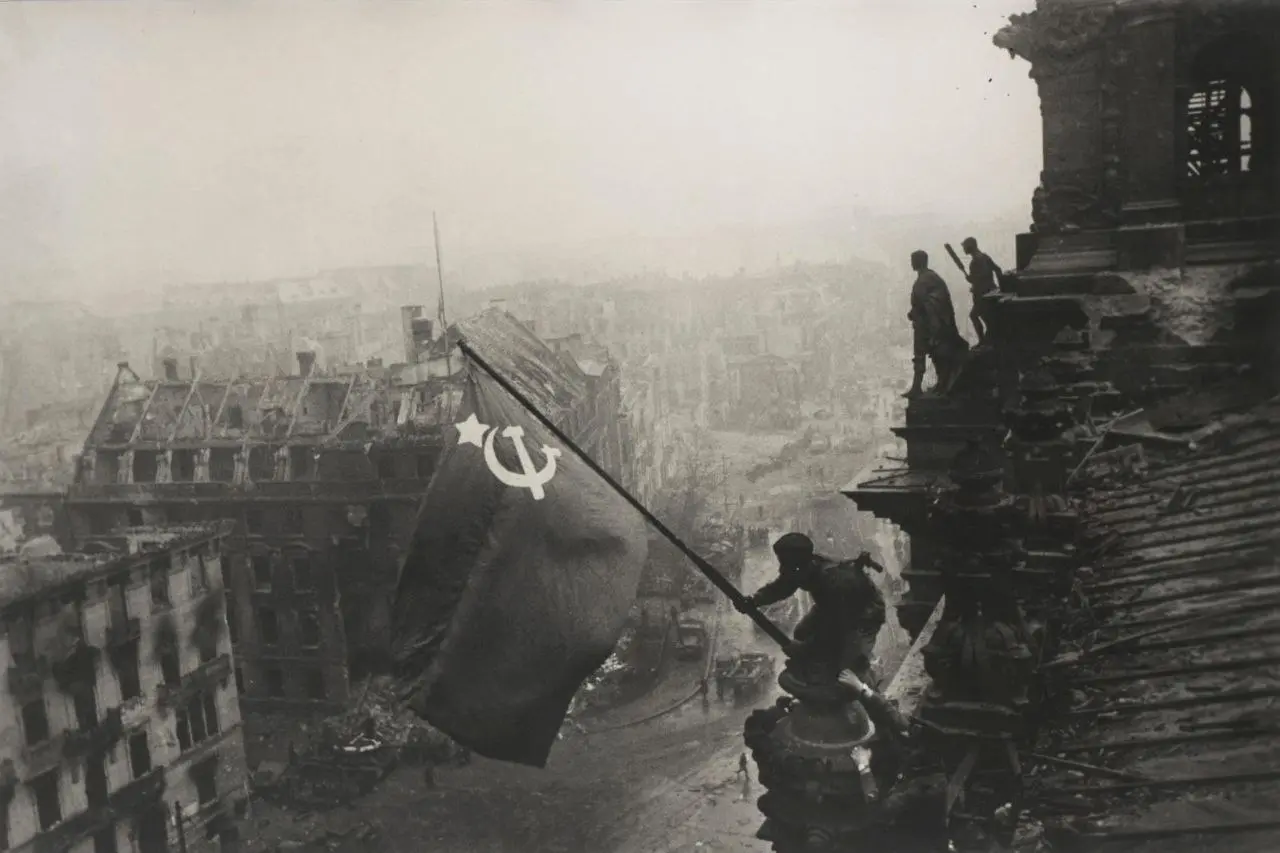 #однимкадром
Евгений Халдей «Знамя победы над Рейхстагом», 1945г.
с Днем Победы!! | Сетка — социальная сеть от hh.ru