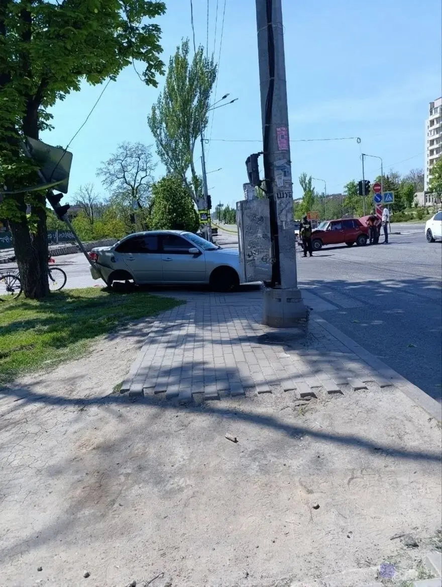 Авария рядом с АС-2 в Мариуполе. Один авто снес светофор и потерял заднее колесо. | Сетка — социальная сеть от hh.ru
