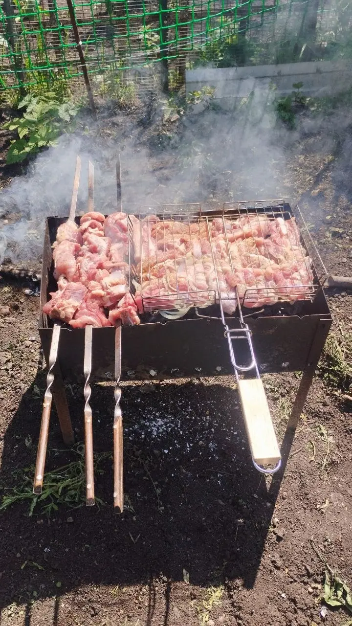 Сегодня у матери на даче, с семьёй приехали. Жарим мясо и слушаем песни военных лет, соседи весь лень крутят.
С праздником! | Сетка — социальная сеть от hh.ru