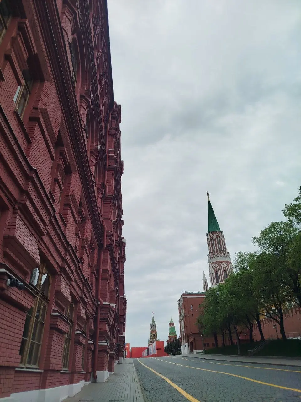 Я решила использовать возможность и съездить на Красную Площадь в День Победы, но она оказалась перекрыта😁
Ну ок, сказала я и поехала дальше | Сетка — социальная сеть от hh.ru