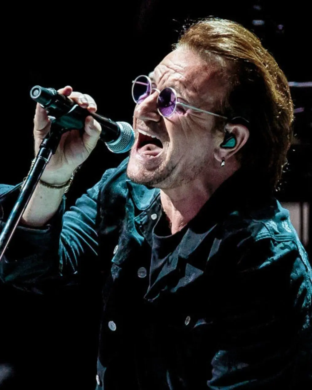 66 лет легенде! 🔥
Солист U2 получил псевдоним «Боно» ещё в школе — вдохновившись вывеской магазина слуховых аппаратов Bonavox, что означает «хороший голос» 🎧✨ | Сетка — социальная сеть от hh.ru
