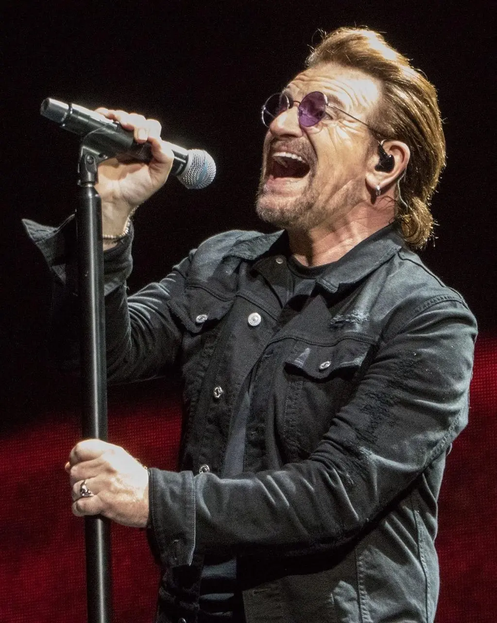 66 лет легенде! 🔥
Солист U2 получил псевдоним «Боно» ещё в школе — вдохновившись вывеской магазина слуховых аппаратов Bonavox, что означает «хороший голос» 🎧✨ | Сетка — социальная сеть от hh.ru