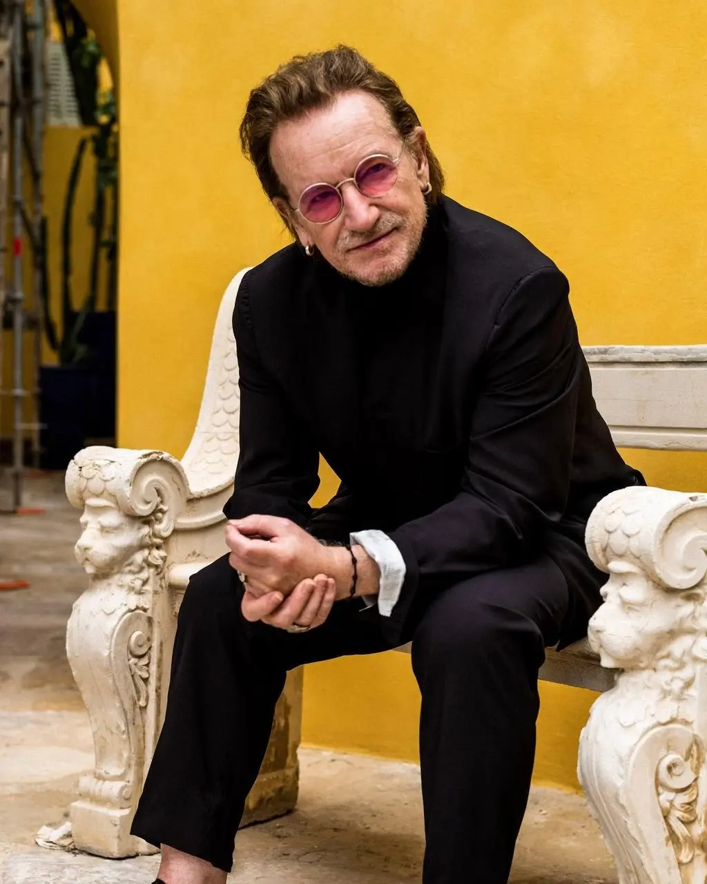 66 лет легенде! 🔥
Солист U2 получил псевдоним «Боно» ещё в школе — вдохновившись вывеской магазина слуховых аппаратов Bonavox, что означает «хороший голос» 🎧✨ | Сетка — социальная сеть от hh.ru