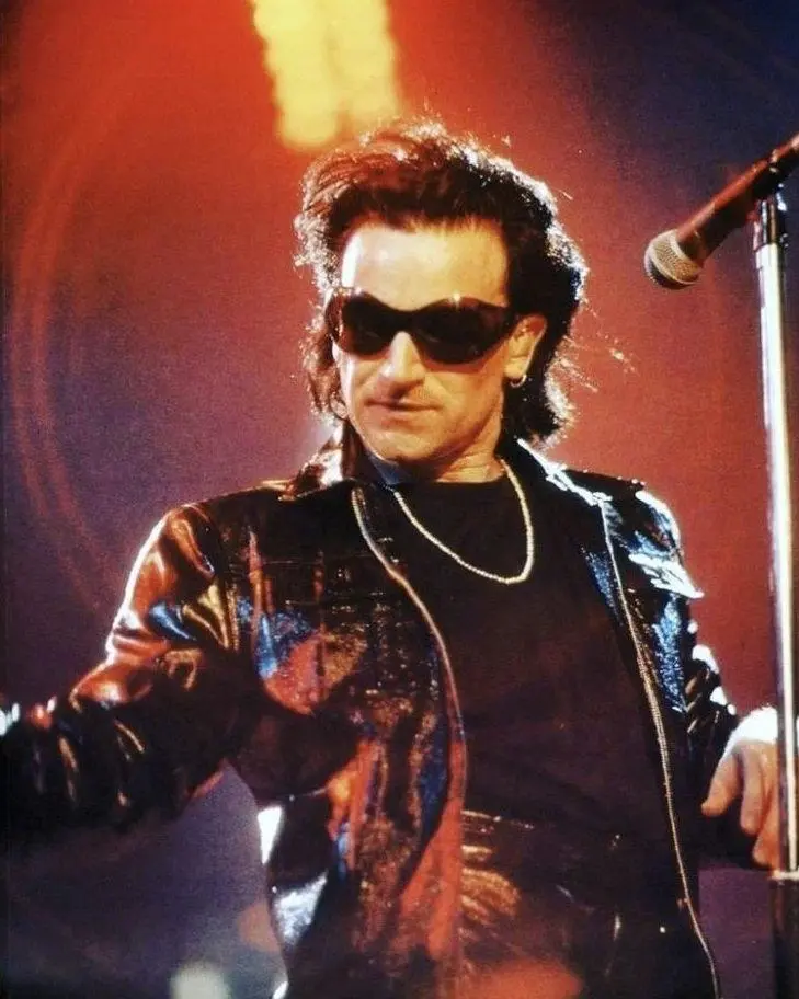 66 лет легенде! 🔥
Солист U2 получил псевдоним «Боно» ещё в школе — вдохновившись вывеской магазина слуховых аппаратов Bonavox, что означает «хороший голос» 🎧✨ | Сетка — социальная сеть от hh.ru