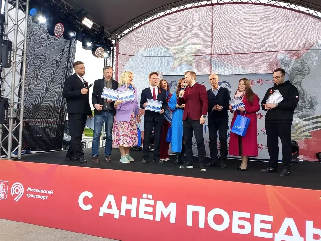 Синие платочки Победы взмыли в воздух
#Россия #Москва #СинийПлаточек #Медиасовет #Мероприятие #81годовщина #ВеликаяОтечественная #РечнойВокзал | Сетка — социальная сеть от hh.ru
