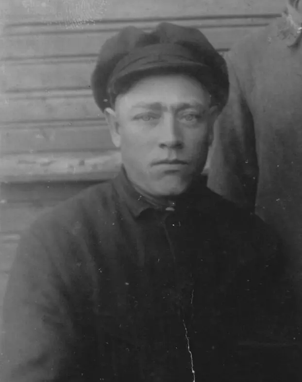 А еще каждый год, примерно перед 9 мая, я прохожусь по сайтам https://obd-memorial.ru/html/ и https://pamyat-naroda.ru/ и проверяю, не появилось ли новых сведений о моих прадедах, погибших на войне | Сетка — социальная сеть от hh.ru