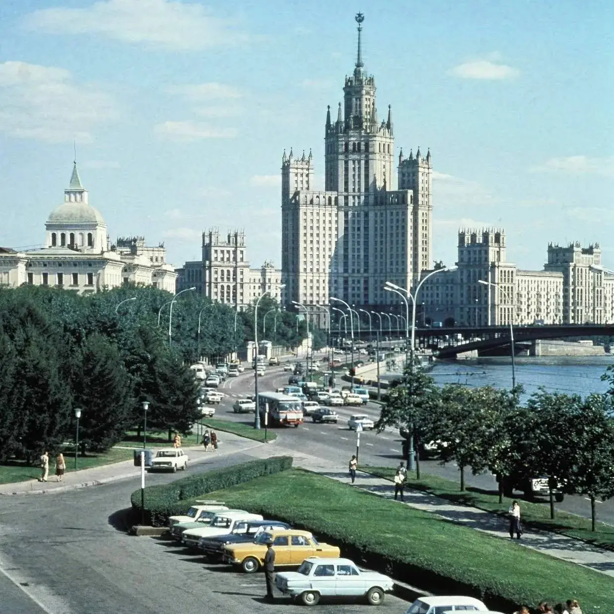 PR-технологии целого города Москва
До того, как я с разбега прыгнула в омут PR в 2010, в моём сердце поселилась страсть – история Москвы | Сетка — социальная сеть от hh.ru