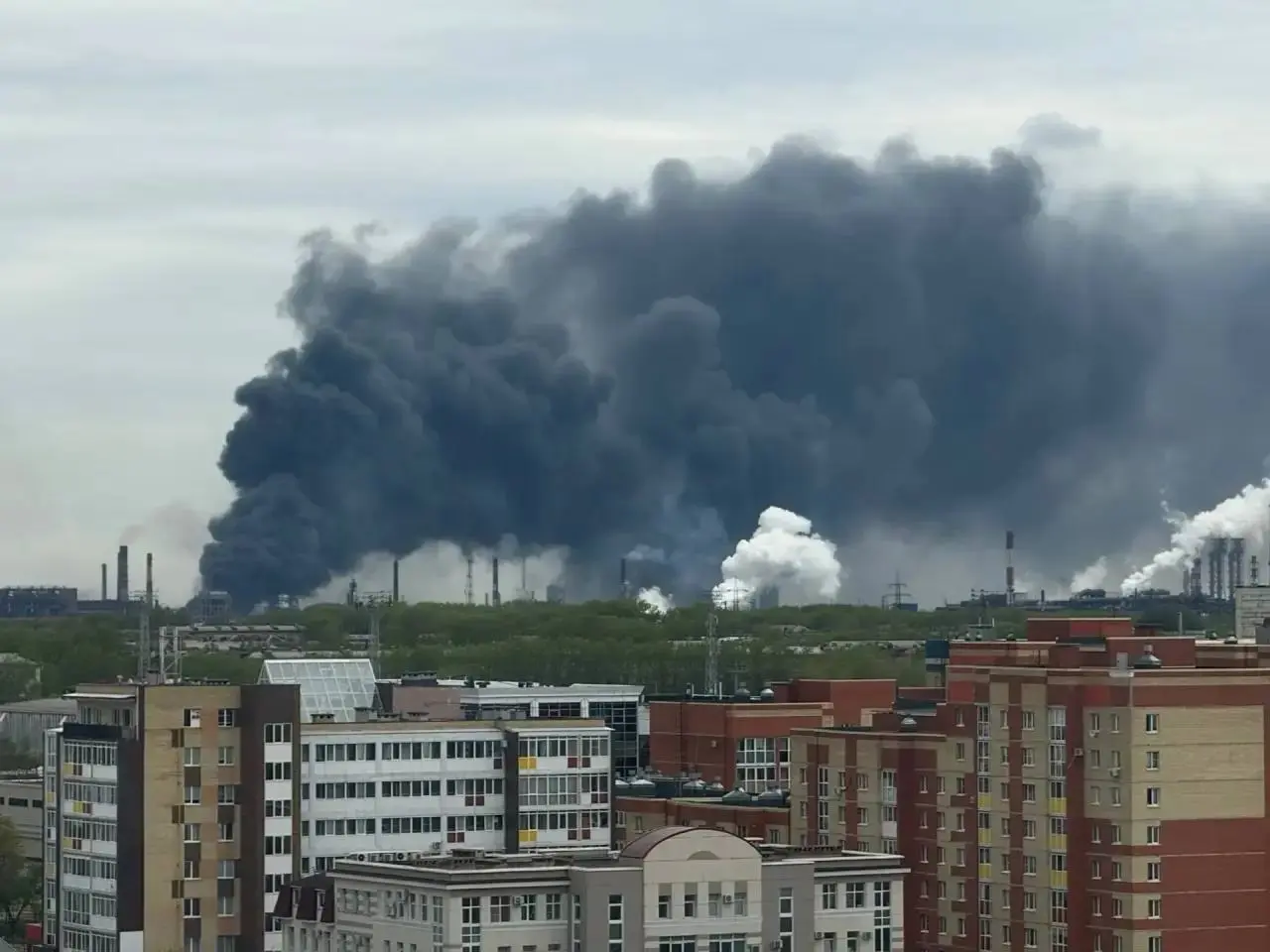 Сегодня на территории предприятия Северсталь в Череповце возник пожар площадью 100 м2. По информации предприятия - горят бочки с бензолом и маслом | Сетка — социальная сеть от hh.ru
