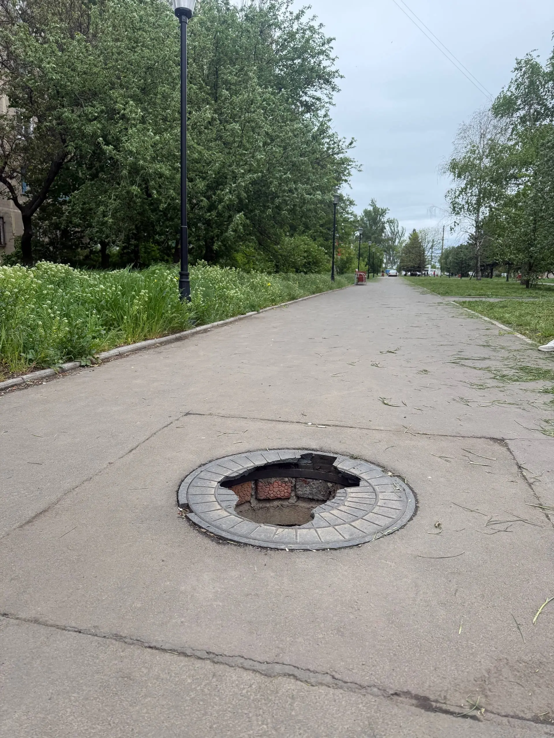 Портал в травматологию посреди аллеи Победы в Макеевке | Сетка — социальная сеть от hh.ru