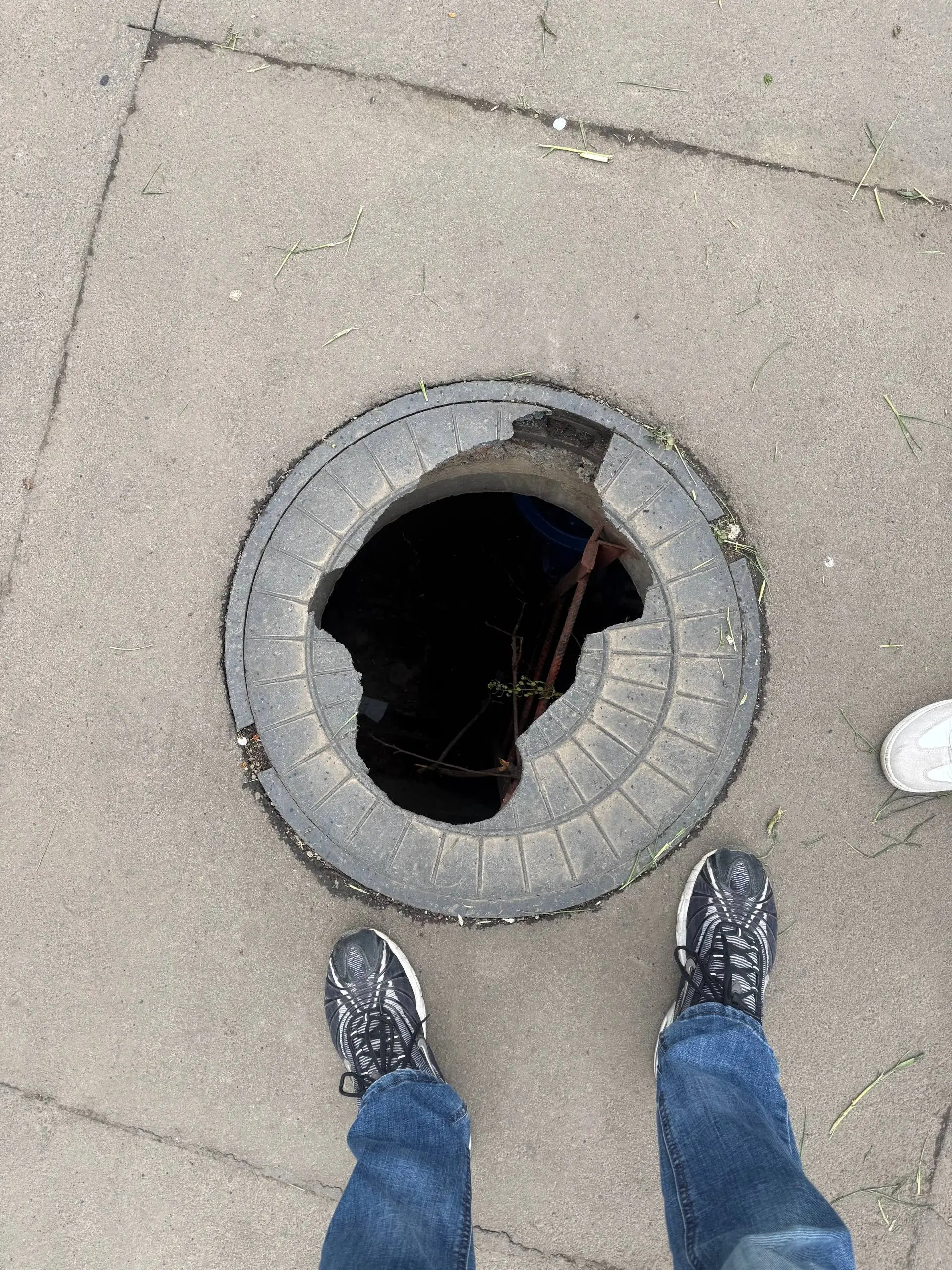 Портал в травматологию посреди аллеи Победы в Макеевке | Сетка — социальная сеть от hh.ru