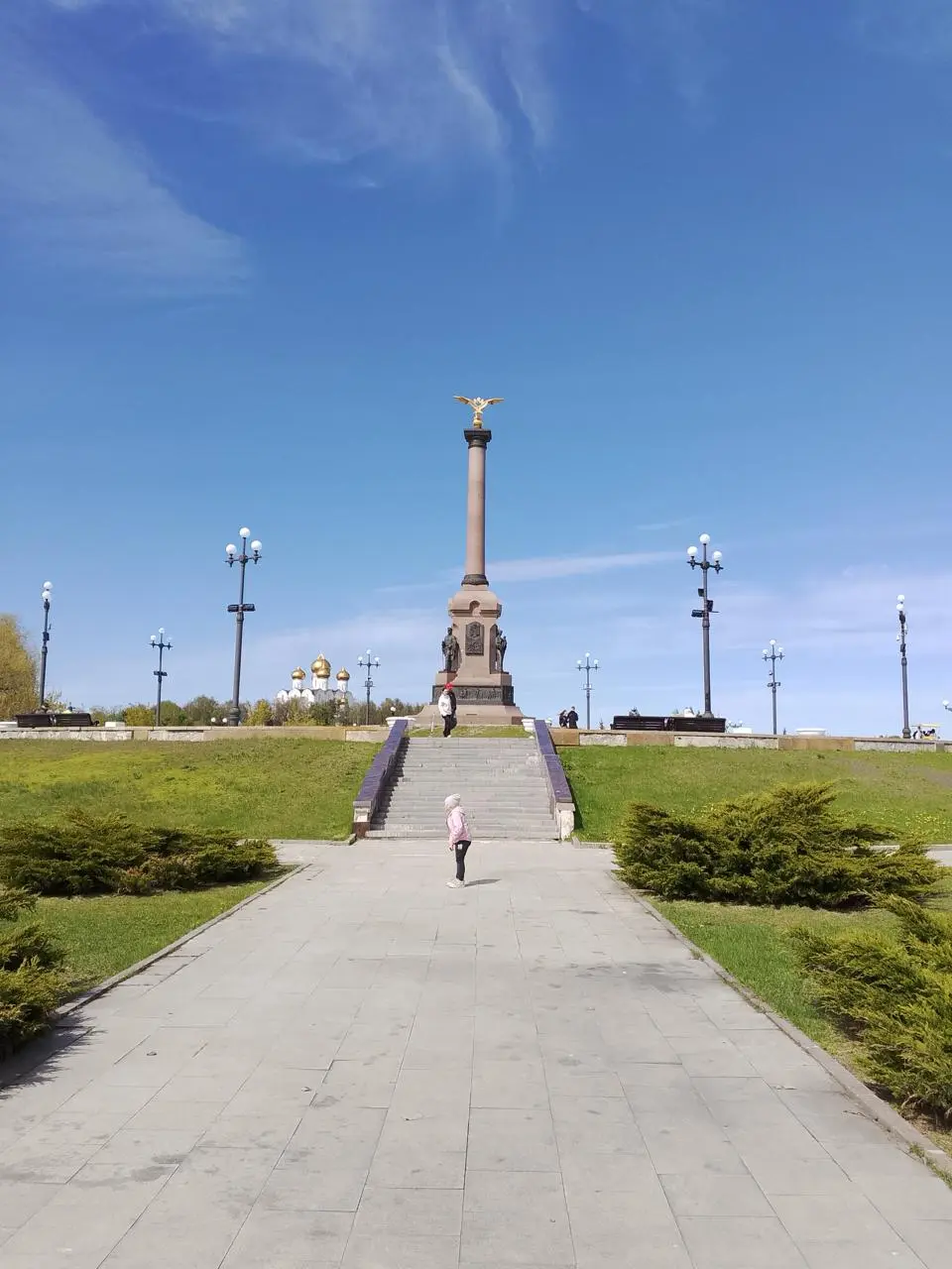 # Артем Ситкин — хранитель историй столицы Золотого кольца
Вчера был в Ярославле, встретился с Артемом, он владелец дизайн-агентства «Манки».
Про некоторых людей говорят: человек на своем месте | Сетка — социальная сеть от hh.ru