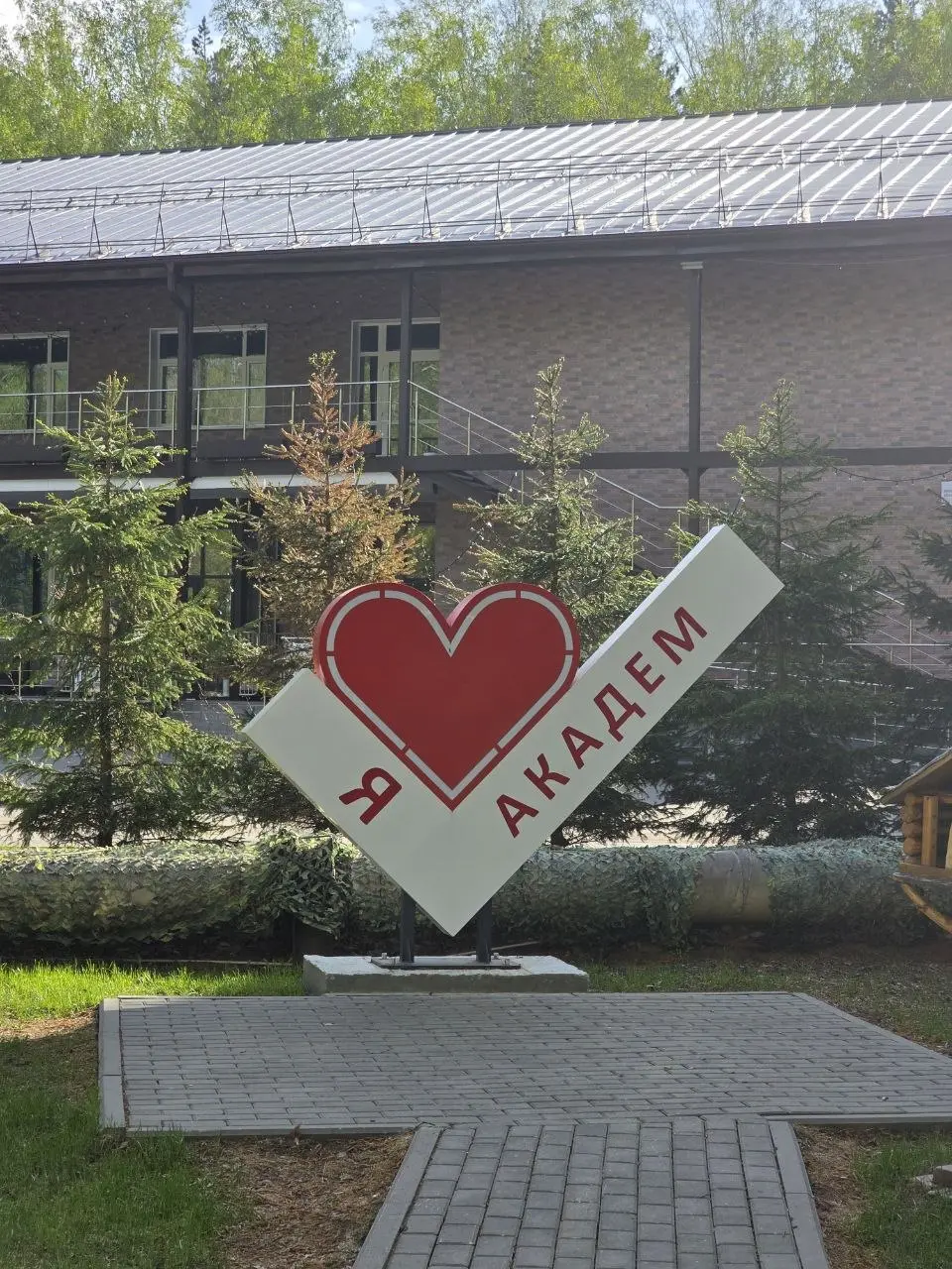 Начинаю работу на форуме "Прибориум" в Ноаосибирском Академгородке.
Дорога была наредкость изматывающей. Прибыл к ночи, пока ехал в такси, рассмотрел только Обь | Сетка — социальная сеть от hh.ru