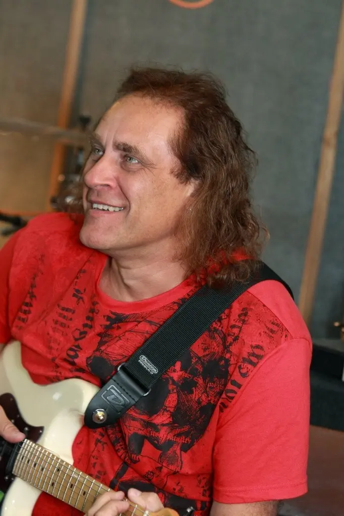 12 мая 1958 года родился Владимир Холстинин 🎸🎂
Гитарист, один из основателей и бессменный участник группы Ария, название для которой предложил именно он | Сетка — социальная сеть от hh.ru
