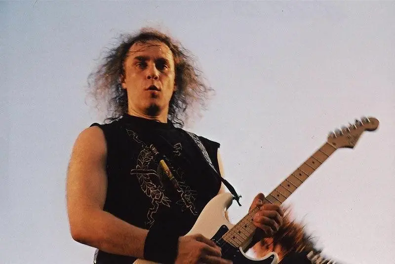 12 мая 1958 года родился Владимир Холстинин 🎸🎂
Гитарист, один из основателей и бессменный участник группы Ария, название для которой предложил именно он | Сетка — социальная сеть от hh.ru