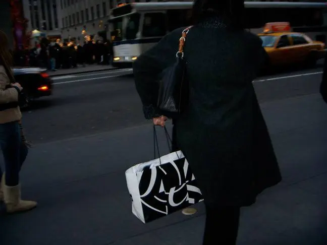 Saks Fifth Avenue — один из самых известных кейсов Pentagram и Michael Bierut. Это очень важный проект для понимания того, как леттеринг может быть не просто логотипом, а целой системой бренда | Сетка — социальная сеть от hh.ru