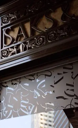 Saks Fifth Avenue — один из самых известных кейсов Pentagram и Michael Bierut. Это очень важный проект для понимания того, как леттеринг может быть не просто логотипом, а целой системой бренда | Сетка — социальная сеть от hh.ru
