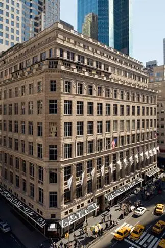 Saks Fifth Avenue — один из самых известных кейсов Pentagram и Michael Bierut. Это очень важный проект для понимания того, как леттеринг может быть не просто логотипом, а целой системой бренда | Сетка — социальная сеть от hh.ru
