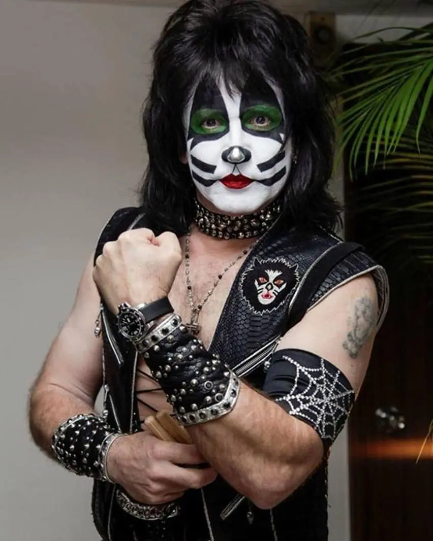 68 лет легендарному Эрику Сингеру! 🥁 За его спиной — работа с Kiss, Alice Cooper, Black Sabbath и Брайаном Мэем. Стиль Сингера — идеальный баланс драйва, мастерства и артистизма | Сетка — социальная сеть от hh.ru