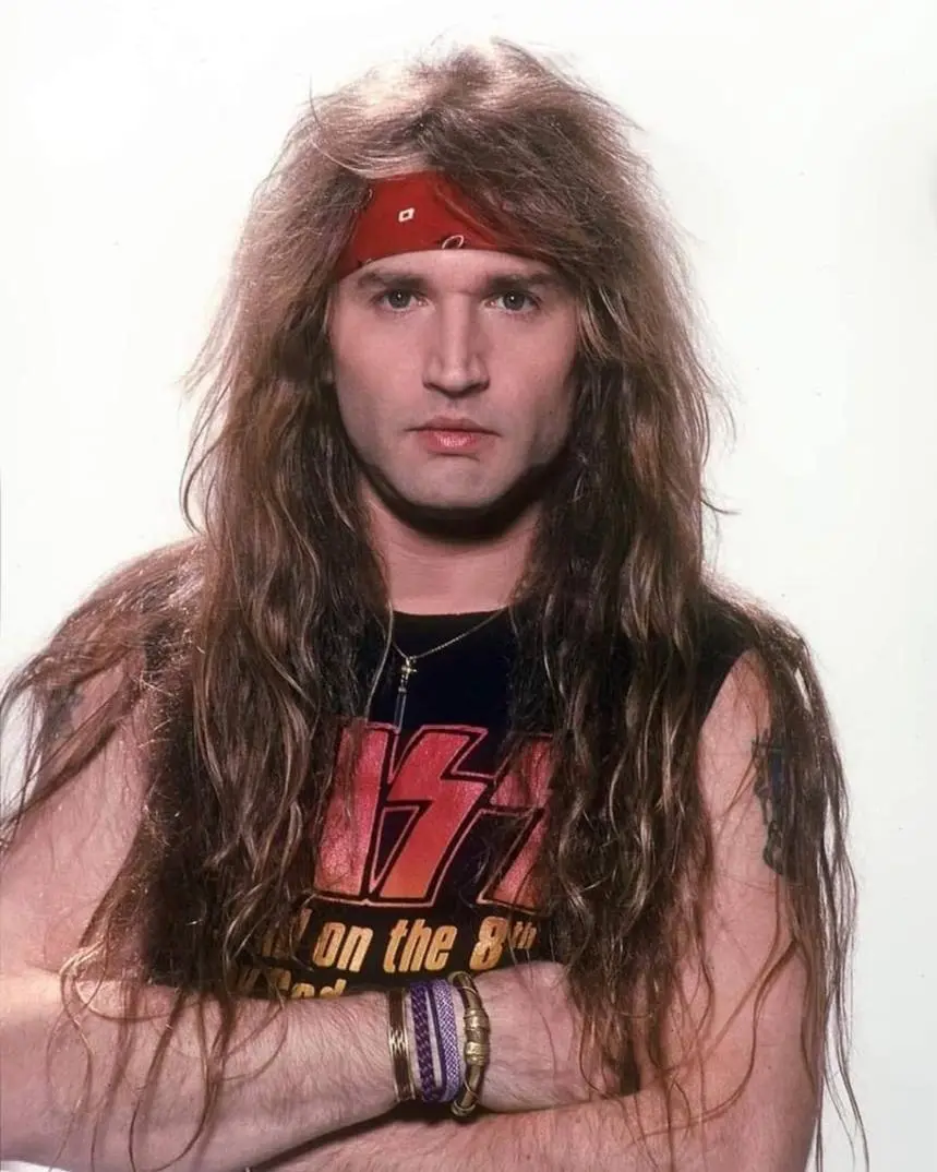 68 лет легендарному Эрику Сингеру! 🥁 За его спиной — работа с Kiss, Alice Cooper, Black Sabbath и Брайаном Мэем. Стиль Сингера — идеальный баланс драйва, мастерства и артистизма | Сетка — социальная сеть от hh.ru