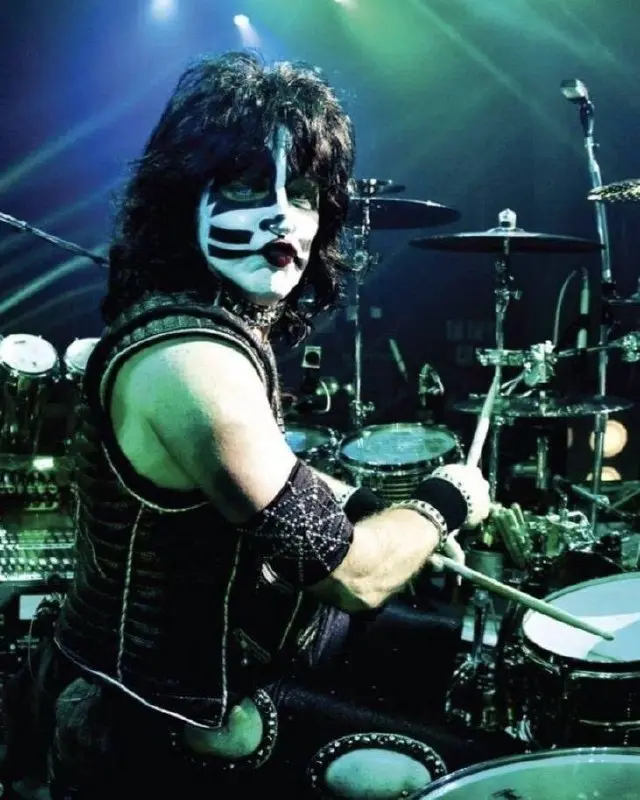 68 лет легендарному Эрику Сингеру! 🥁 За его спиной — работа с Kiss, Alice Cooper, Black Sabbath и Брайаном Мэем. Стиль Сингера — идеальный баланс драйва, мастерства и артистизма | Сетка — социальная сеть от hh.ru