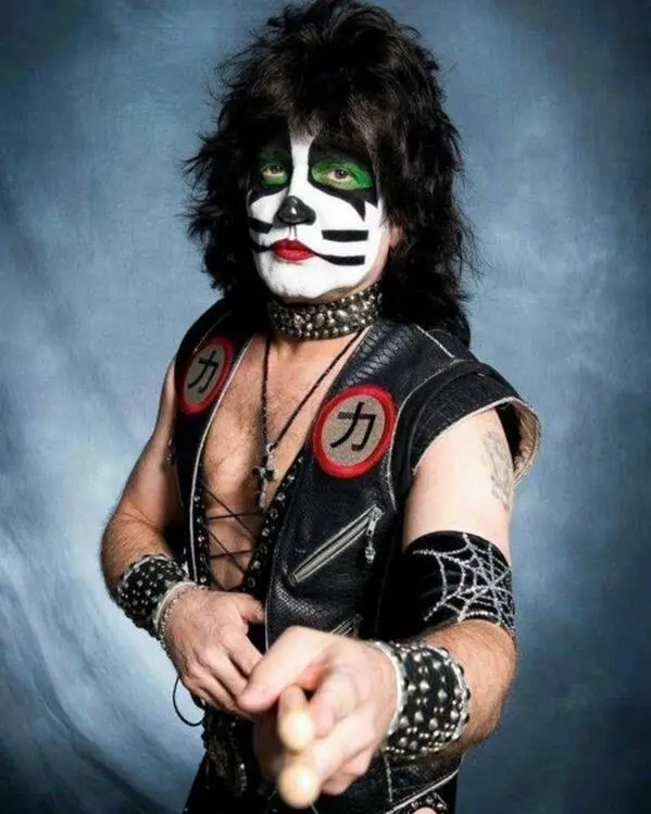68 лет легендарному Эрику Сингеру! 🥁 За его спиной — работа с Kiss, Alice Cooper, Black Sabbath и Брайаном Мэем. Стиль Сингера — идеальный баланс драйва, мастерства и артистизма | Сетка — социальная сеть от hh.ru