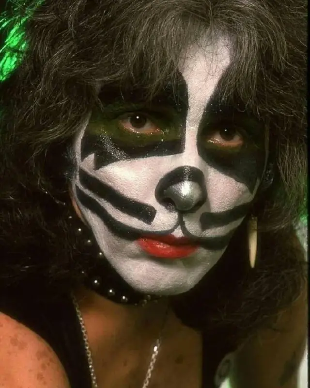 68 лет легендарному Эрику Сингеру! 🥁 За его спиной — работа с Kiss, Alice Cooper, Black Sabbath и Брайаном Мэем. Стиль Сингера — идеальный баланс драйва, мастерства и артистизма | Сетка — социальная сеть от hh.ru