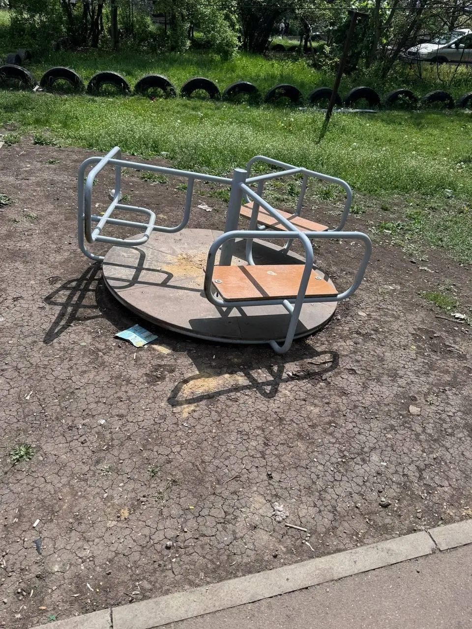 Состояние того, что осталось от детской площадки на Восточном.
Что же там происходило... | Сетка — социальная сеть от hh.ru
