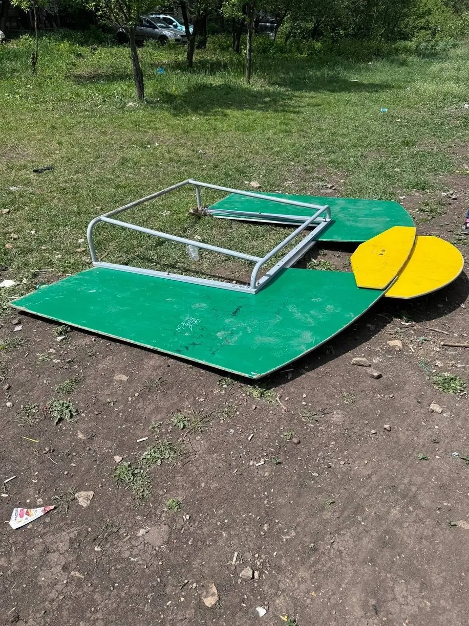 Состояние того, что осталось от детской площадки на Восточном.
Что же там происходило... | Сетка — социальная сеть от hh.ru