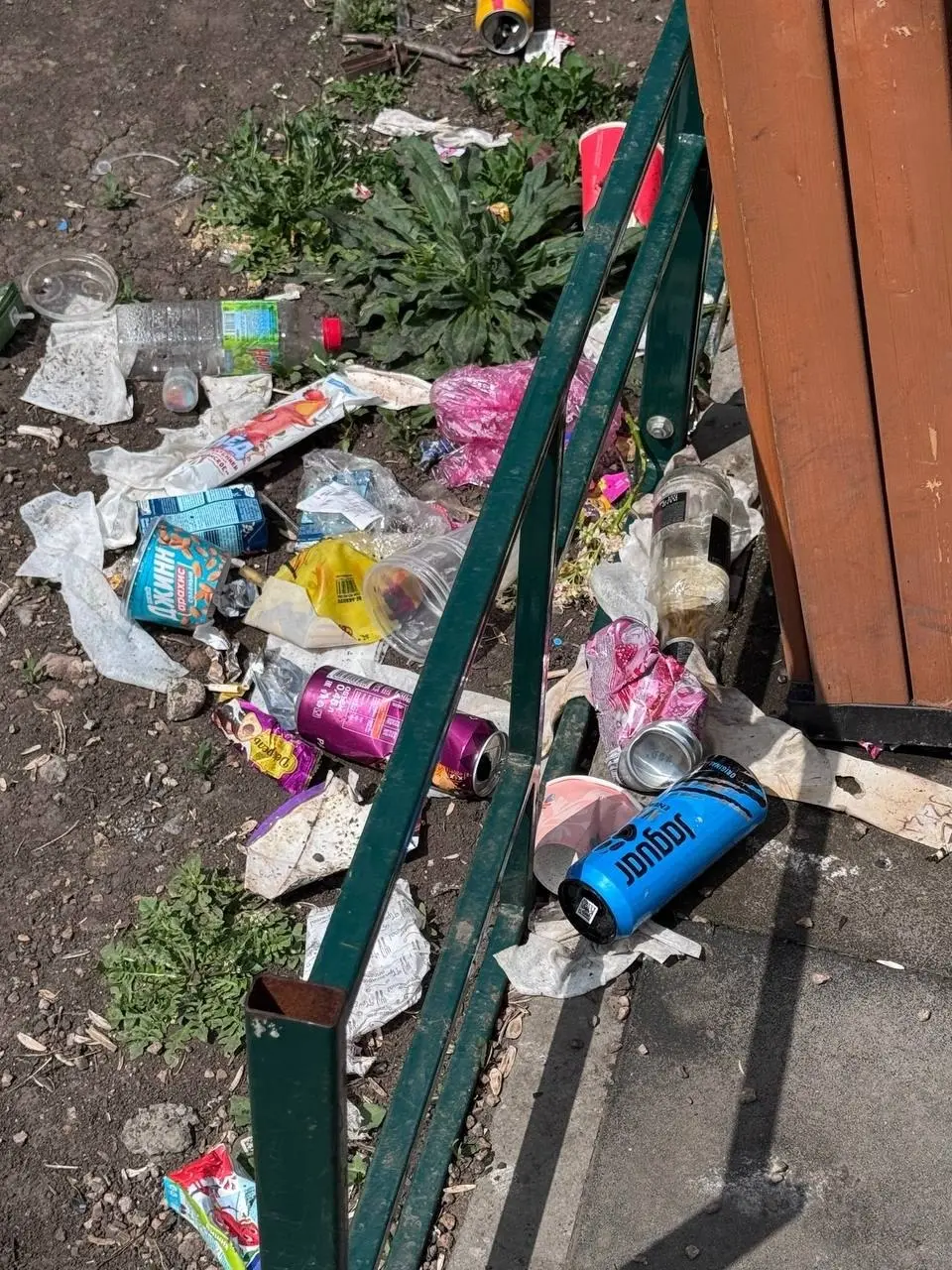 Состояние того, что осталось от детской площадки на Восточном.
Что же там происходило... | Сетка — социальная сеть от hh.ru
