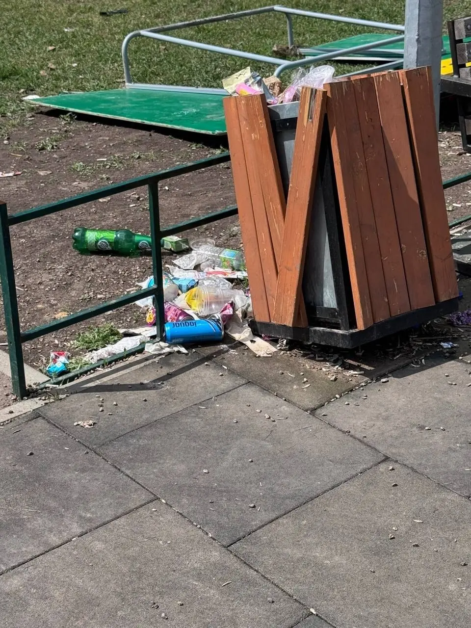 Состояние того, что осталось от детской площадки на Восточном.
Что же там происходило... | Сетка — социальная сеть от hh.ru