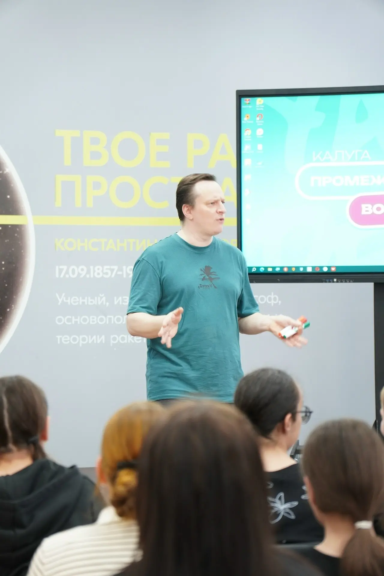 Недавно выступал на форуме “МедиаТочка/МедиаПритяжение”. Рассказывал активной и любопытной молодёжи про нейросети | Сетка — социальная сеть от hh.ru